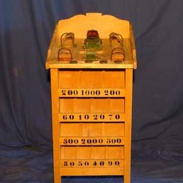 Jeu de la Grenouille - 
But : marquer le maximum de points, en lançant 8 palets, à une distance d'au moins 3 mètres, dans les différents trous du jeu