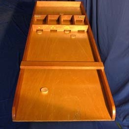 Billard Hollandais - 
But : lancer les palets individuellement par un mouvement du bras et du poignet dans les 4 compartiments.