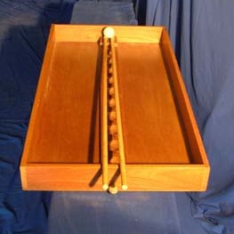 La Boule - 
But : à l’aide des bâtons faire remonter la boule pour atteindre le maximum de points