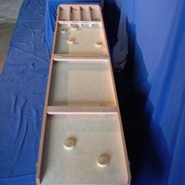 Puckasi - 
But : lancer les palets et essayer de les introduire par les différentes portes pour obtenir le maximum de points