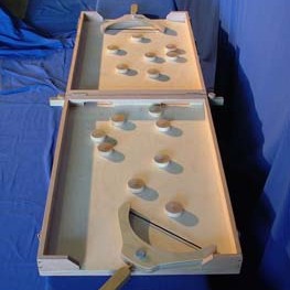 Stickasi - 
But : Chaque joueur va tenter de libérer son camp de tous les palets en les propulsant au travers des deux ouvertures. Le gagnant est le premier à avoir propulsé tous les palets chez l'adversaire