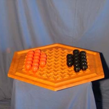 Abalone - 
But : Être le premier à éjecter les billes adverses hors de l'hexagone.