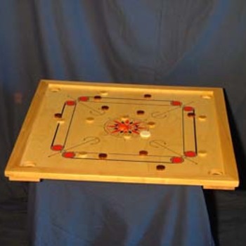 Carrom - 
But : Par l'intermédiaire du striker, être le premier à rentrer tous ses pions, ainsi que le pion rouge dans les trous du plateau de carrom.