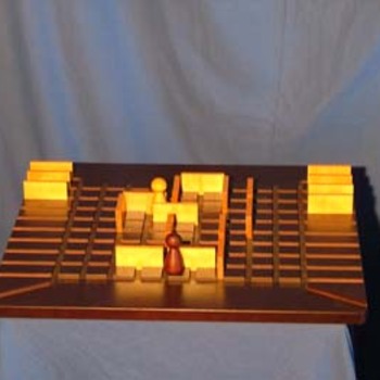 Corridor - 
But : Être le premier à rejoindre, avec son pion, la ligne de départ de l'adversaire