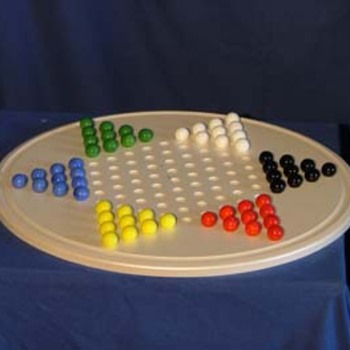 Dames Chinoise - 
But : Chaque joueur occupe une pointe avec ses pions de couleur et doit les amener le plus rapidement possible dans la pointe opposée.