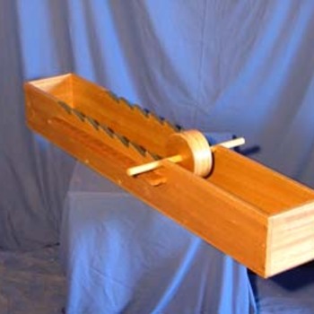 La Roue qui roule - 
But : lancer la roue en dosant l'élan pour l’emmener aussi loin que possible sans jamais dépasser le chiffre 100 sinon c'est perdu.