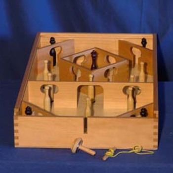 La Toupie des Indes - 
But : faire tomber le plus de quilles en lançant la toupie et obtenir ainsi le maximum de points.