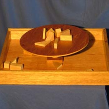 La Tour de l'équilibre - 
But : chaque adversaire pose à son tour une pièce sur le plateau en équilibre sans le faire tomber.