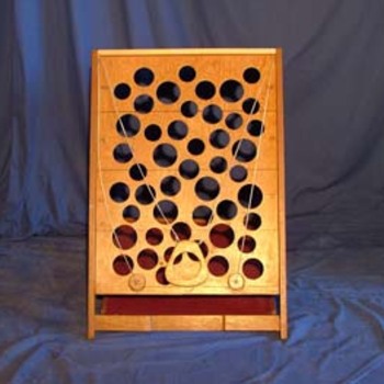 Le Gruyère - 
But : faire monter une boule le long de la planche trouée de toutes parts. Plus on monte, plus on marque de points.