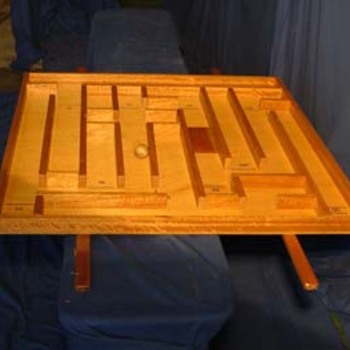 Le Labyrinthe - 
But : A deux, en tenant les manches, il faut faire aller la balle d’un point à l’autre. 