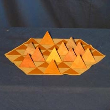 Le Sahara - 
But : Un joueur gagne quand il bloque une pyramide adverse soit entre 3 de ses propres pyramides, soit entre 2 de ses pyramides et le bord du plateau