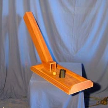 Le Tunnel - 
But : Le joueur doit essayer de capturer la boule à l'aide du gobelet qu’une autre personne laisse tomber dans le tunnel