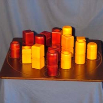 Quarto - 
But : aligner 4 pièces ayant au moins un point commun entre elles. Mais ne croyez pas que vous jouerez celles que vous voudrez : c'est l'adversaire qui choisit pour vous ! 