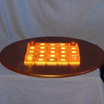 Quits - 
But : Être le premier à faire sortir 3 de ses billes du coin de départ adverse.