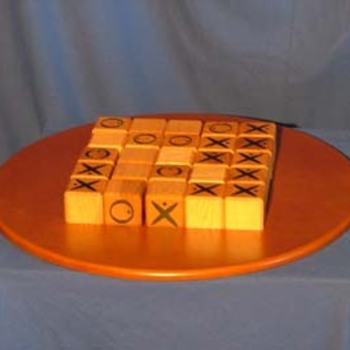 Quixo - 
But : aligner 5 cubes à sa marque par un astucieux principe de pousse-pousse.