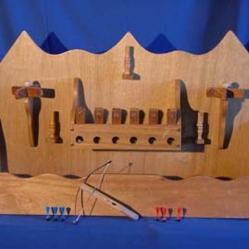 Tir arbalète Saloon - 
But : à l’aide de l’arbalète il faut lancer les fléchettes dans les trous